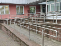В учреждении здравоохранения «Гомельская городская клиническая больница №2» создана доступная среда для инвалидов (для мужчин и женщин), передвигающихся с помощью кресла-коляски.